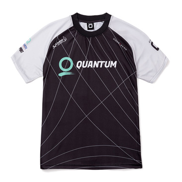 https://www.quantumsails.com/getmetafile/a1ee27b4-75b7-49b0-927d-86e0da6c9e0a/isobar-black-short-sleeve-main.aspx?maxsidesize=366